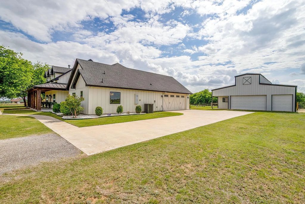 1621 County Road 1123, Godley