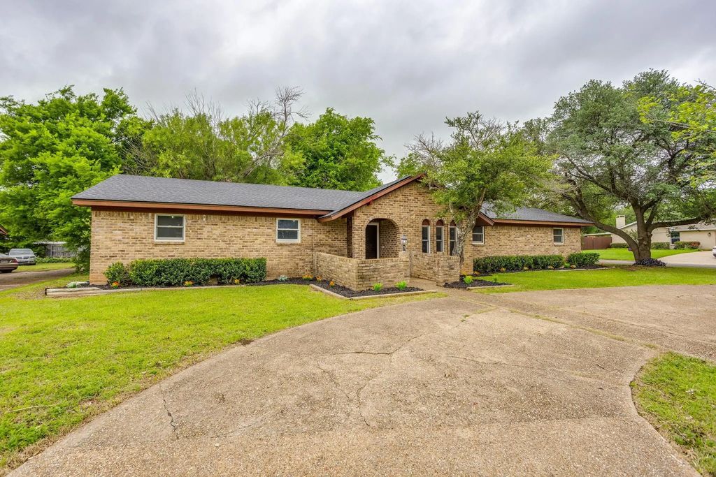 116 N Old Temple Road, Hewitt