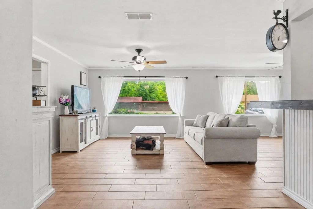 107 Sequoia Drive, Palestine