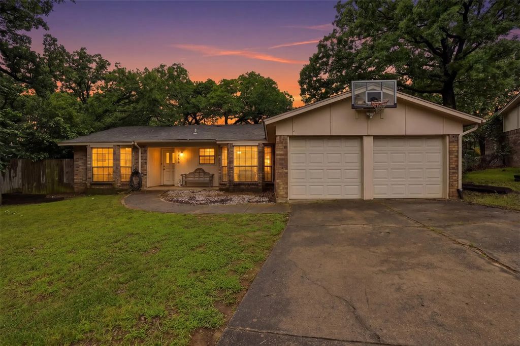 7658 Blue Carriage Court, Fort Worth