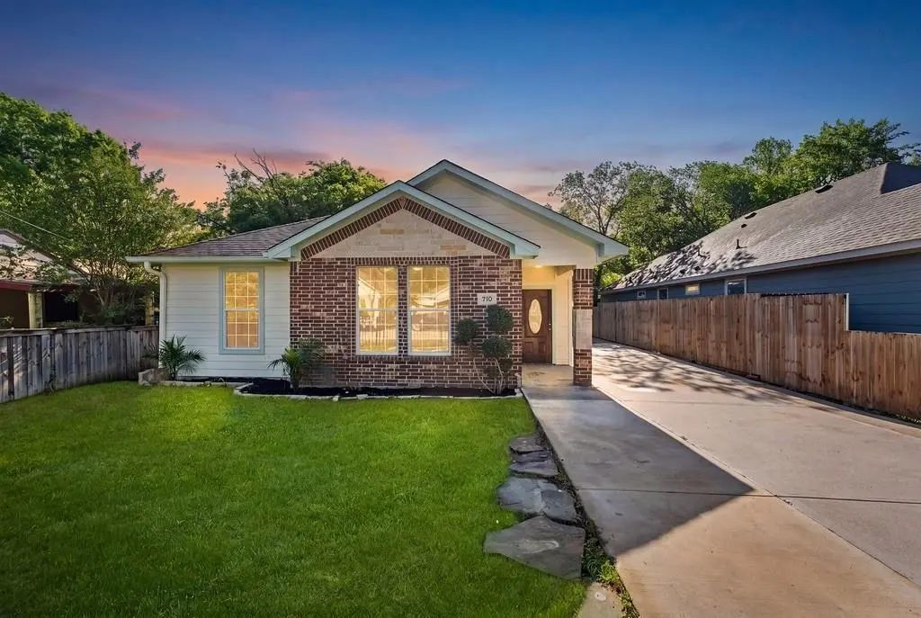 710 Elwayne Avenue, Dallas