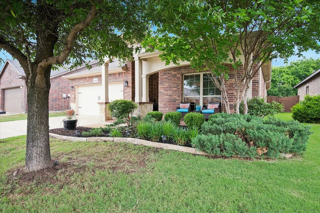 4928 Lazy Oaks Street, Fort Worth