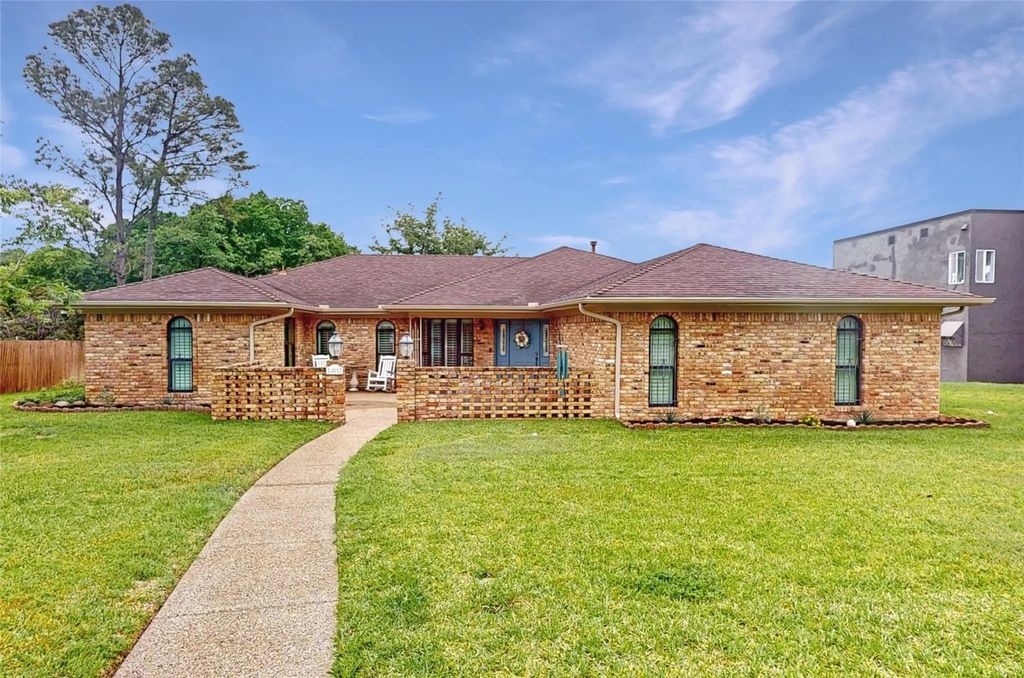 1402 Canadian Circle, Grand Prairie