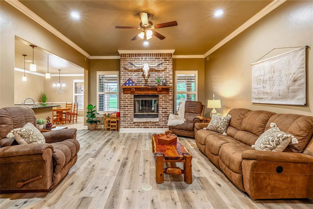 136 Oakwood Court, Lakeside