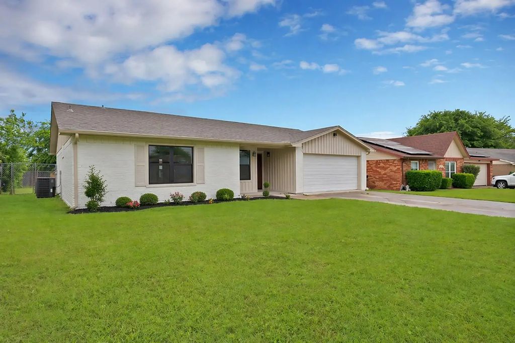 2822 Pebble Beach Drive, Lancaster
