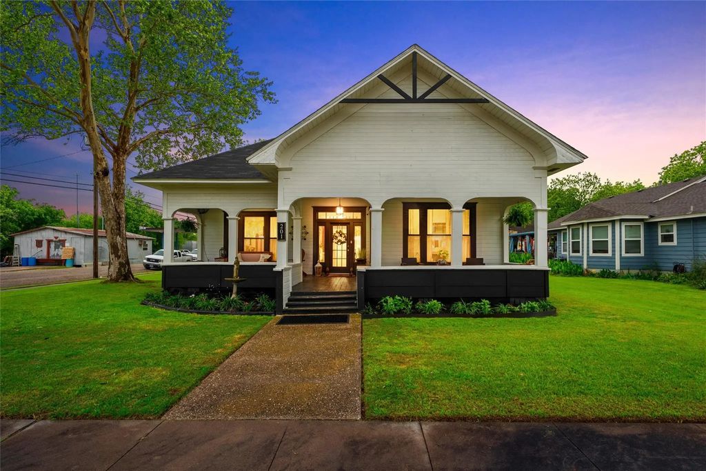 201 W Pecan Street, West
