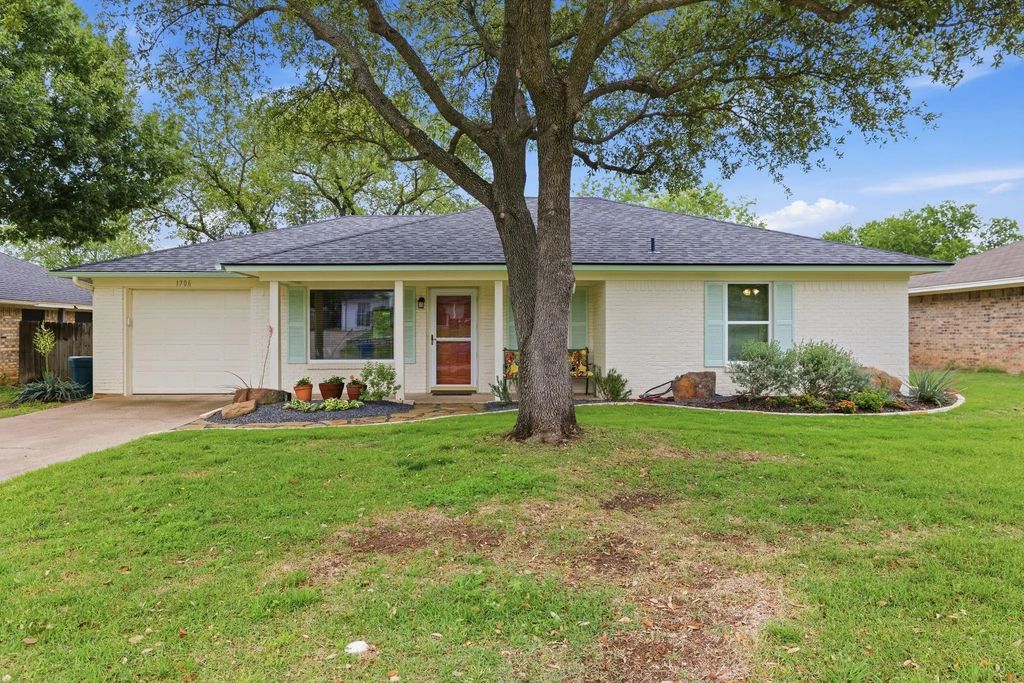 1706 W Doyle Street, Granbury