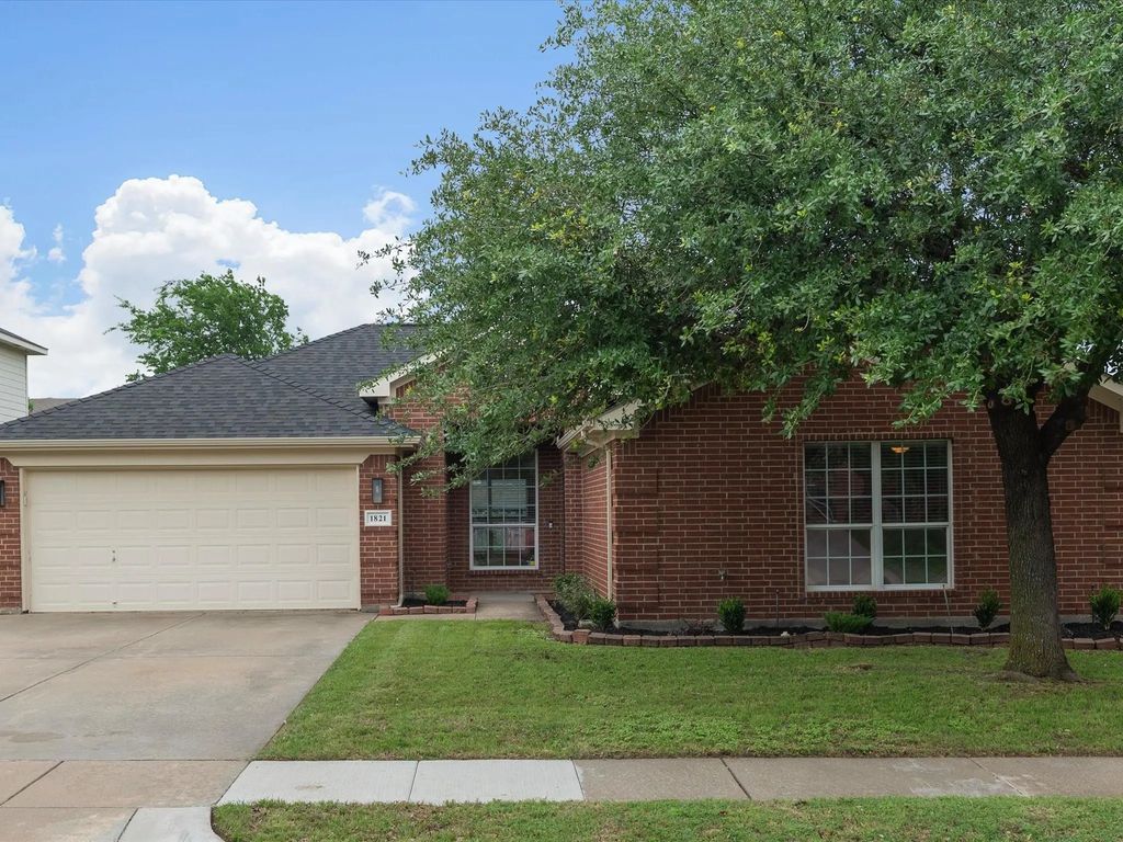 1821 Kingsbrook Trail, Fort Worth