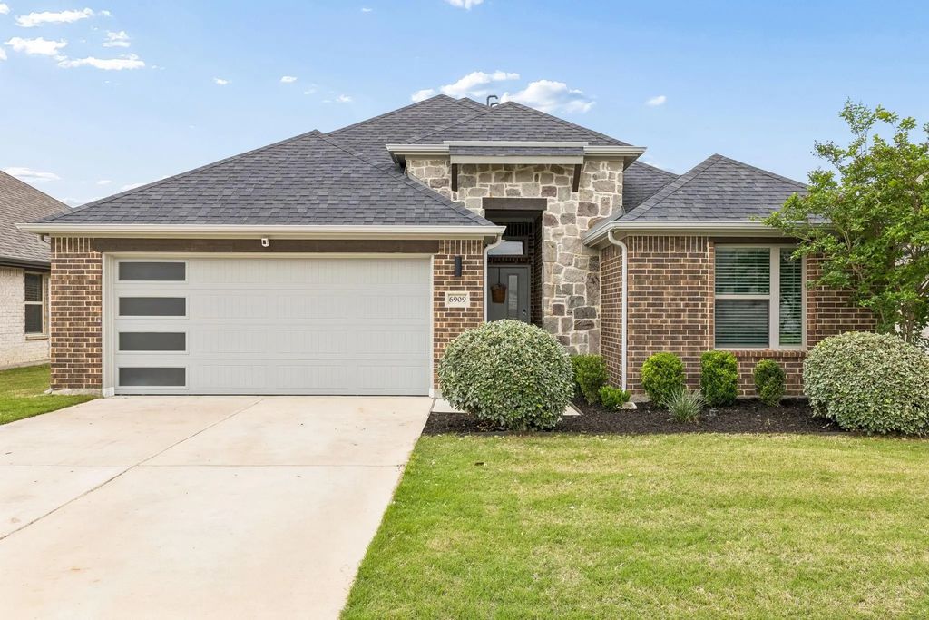 6909 Lilac Drive, Venus