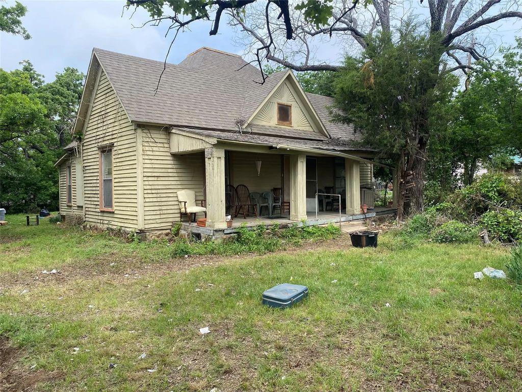 206 N 1st Street, Bangs