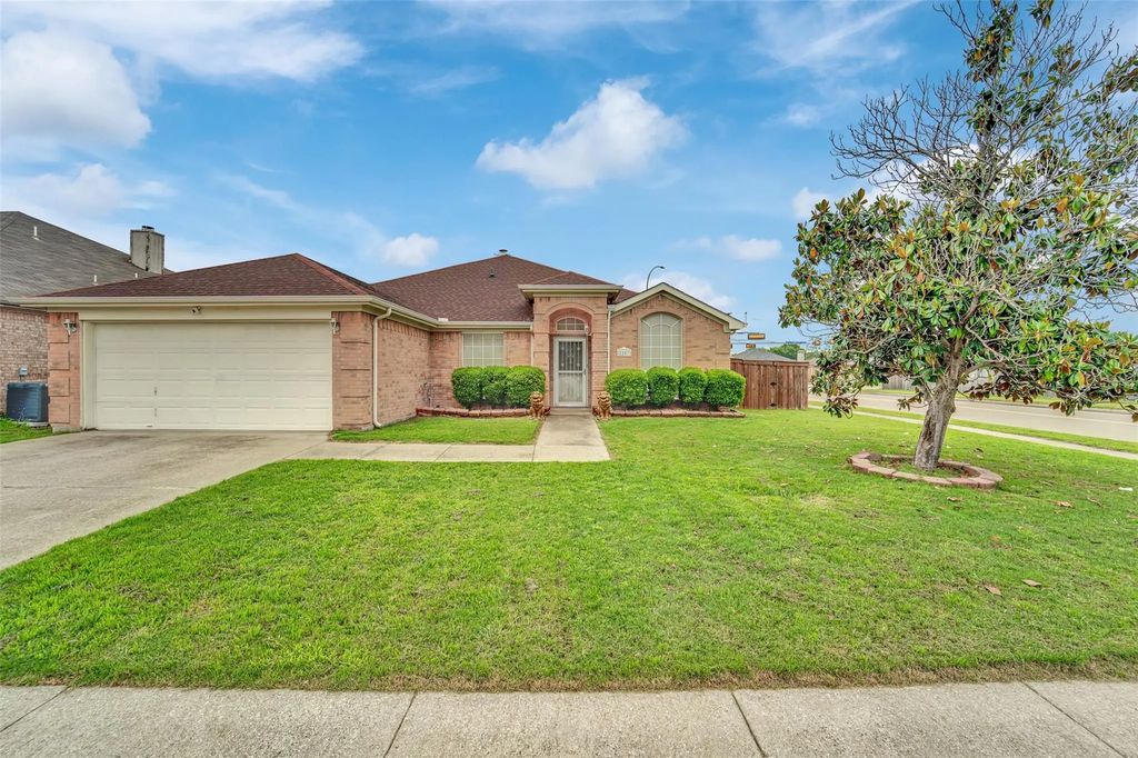 2207 Hickory Wood Trail, Arlington