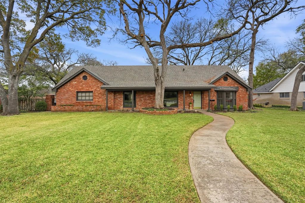 8625 Marys Creek Drive, Benbrook