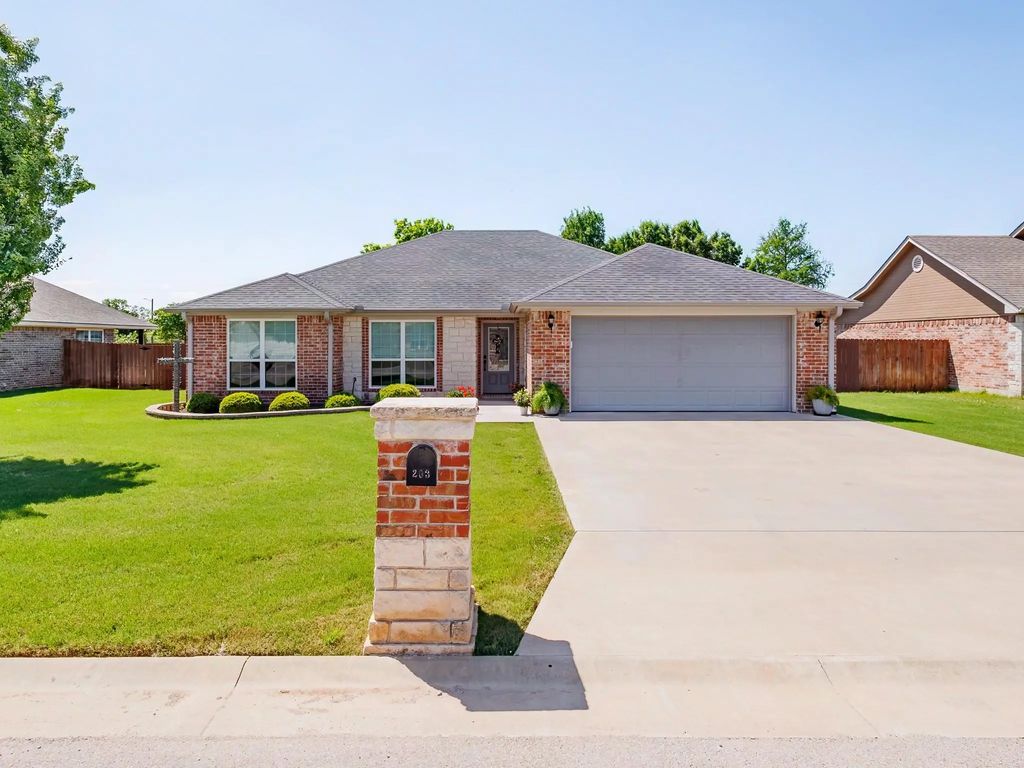 203 W Hall Court, Early