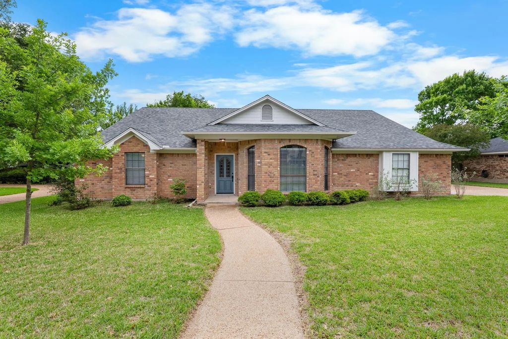 1208 Dendron Drive, Hewitt