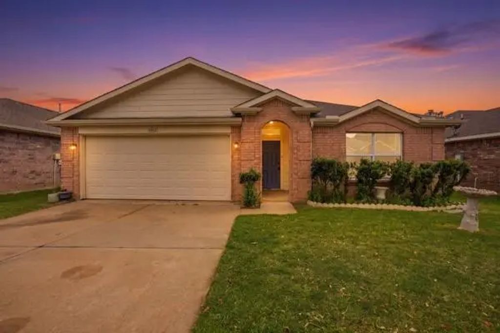 8424 Horse Whisper Lane, Fort Worth