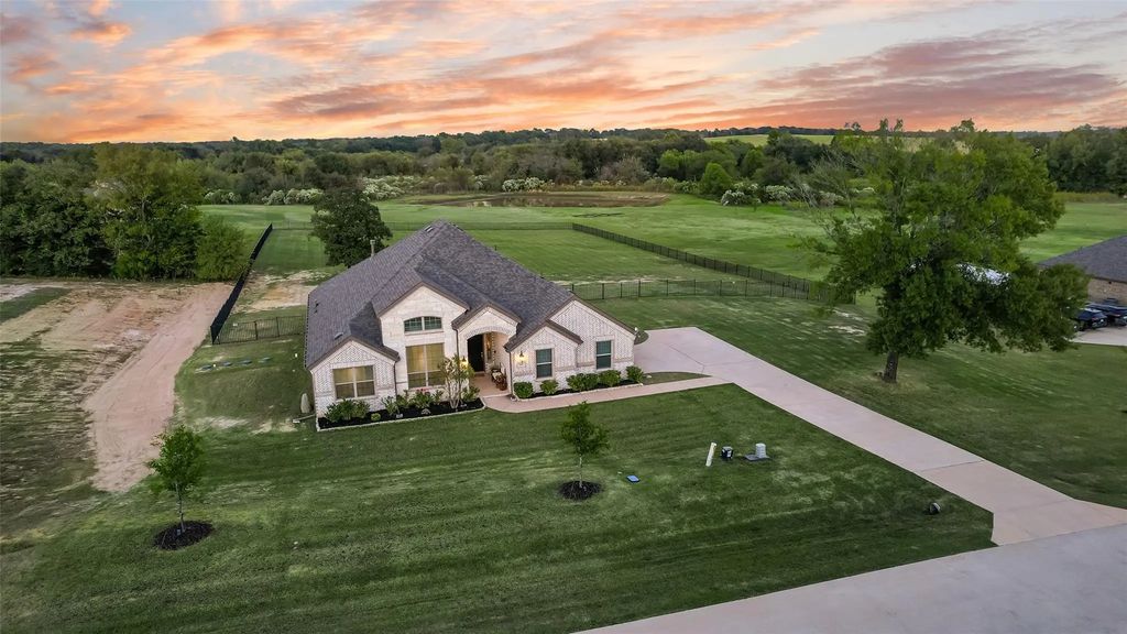 545 Private Road 7017, Edgewood