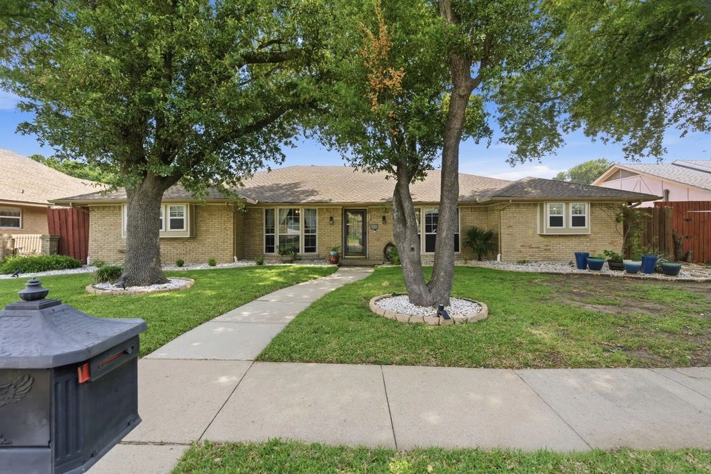 1025 Hampshire Lane, Carrollton