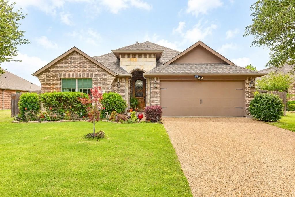 107 Manor Lane, Waxahachie