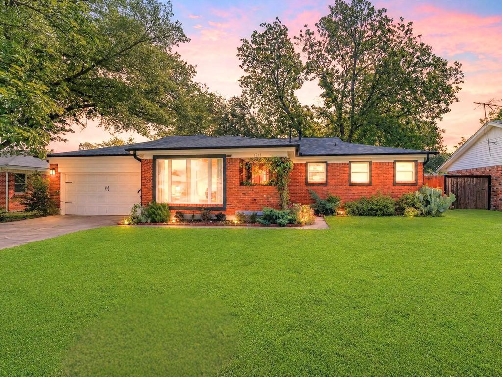 1217 Park Center Street, Benbrook
