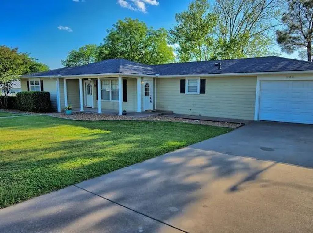 933 N Main Street, Muenster