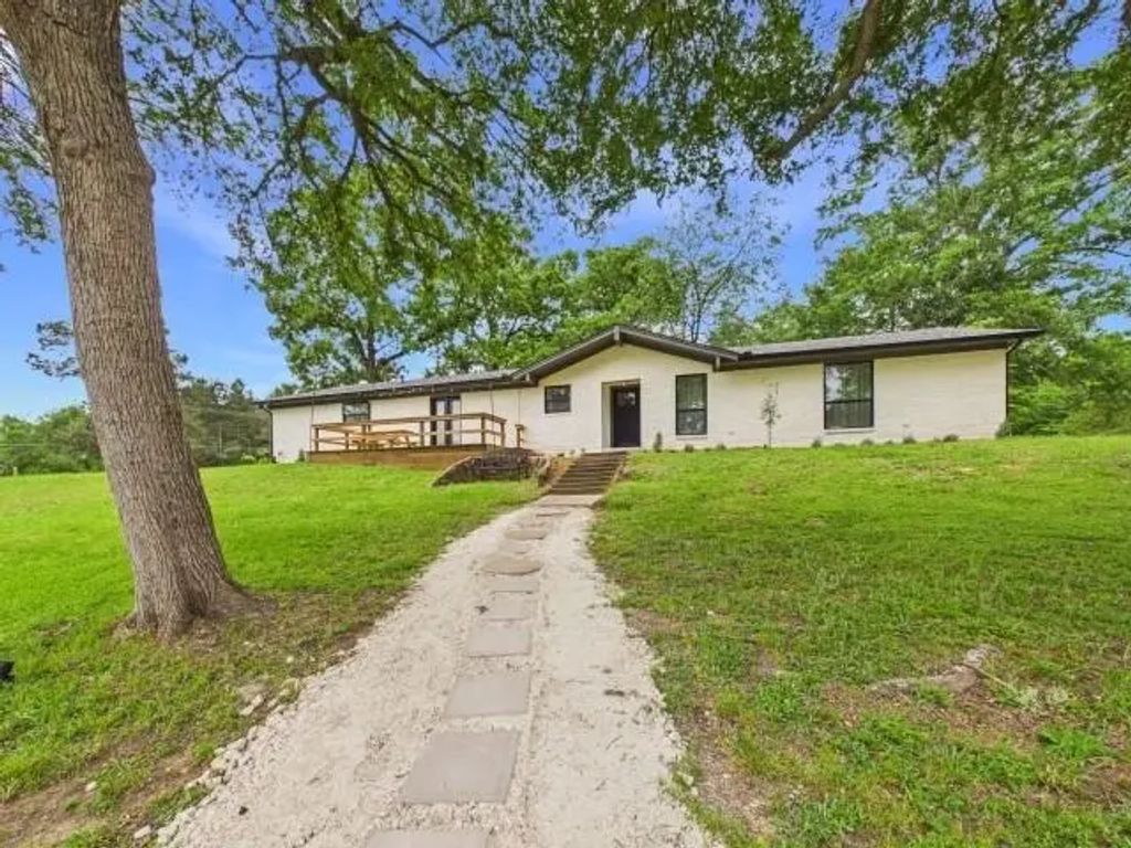 2001 Court Drive, Palestine