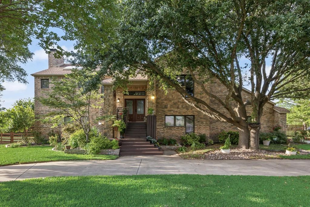 310 James Drive, Heath