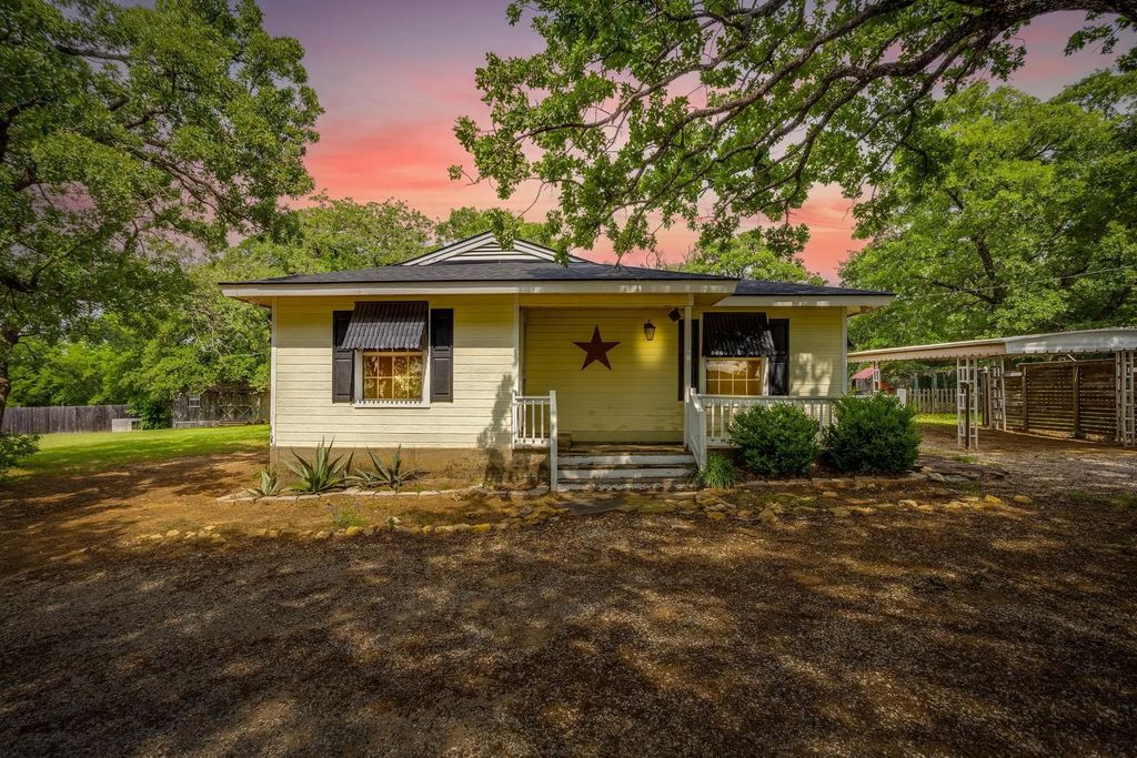 717 County Road 317a, Cleburne