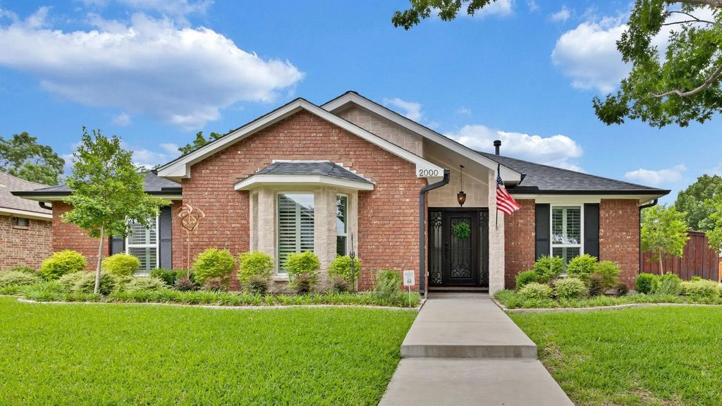 2000 Lavaca, Carrollton