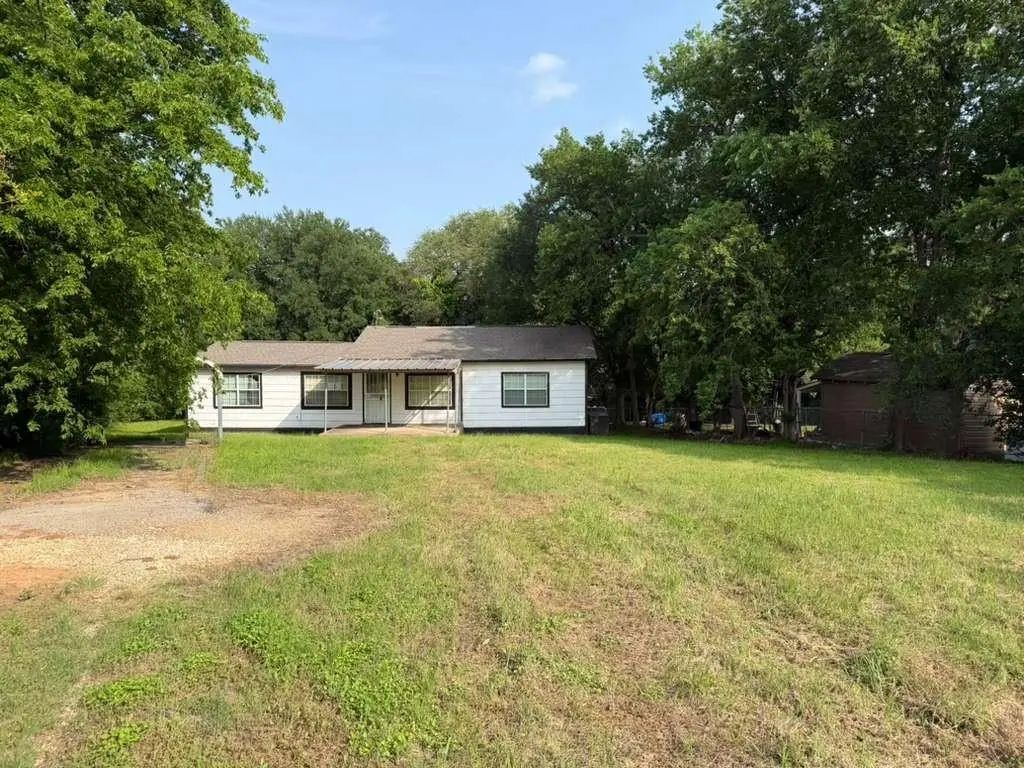 325 County Road 1768, Clifton