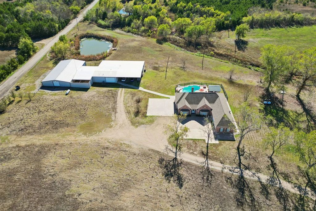 5646 County Road 2909, Dodd City