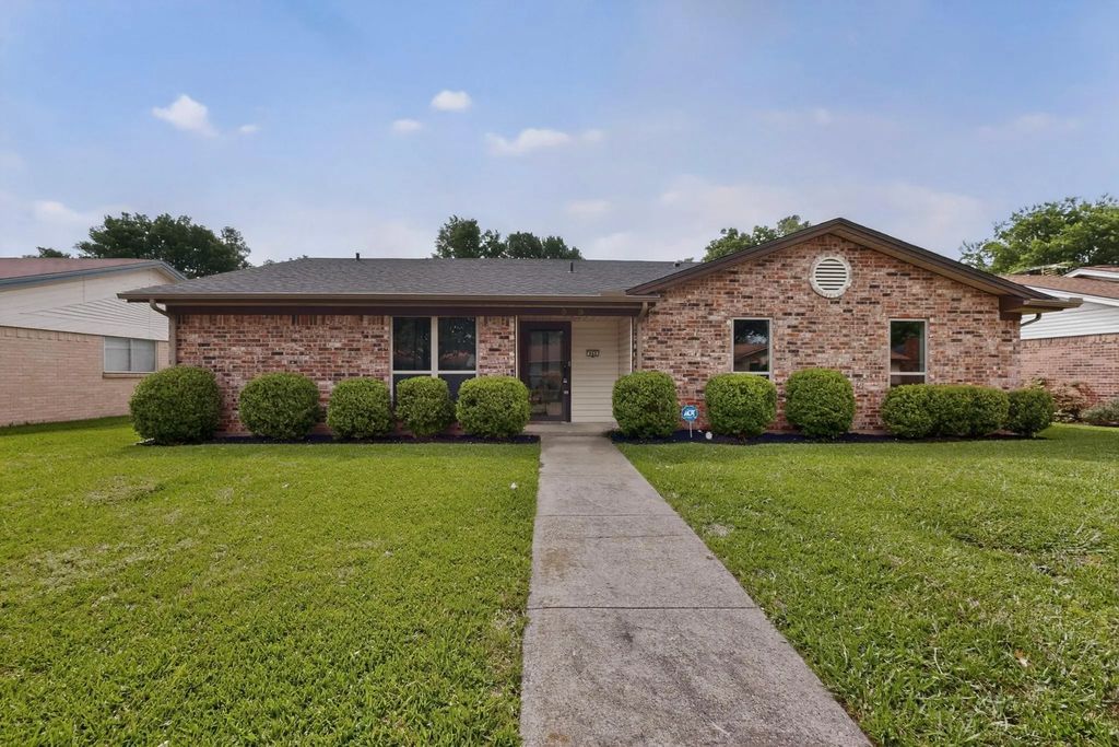 949 Meadowdale Circle, Garland
