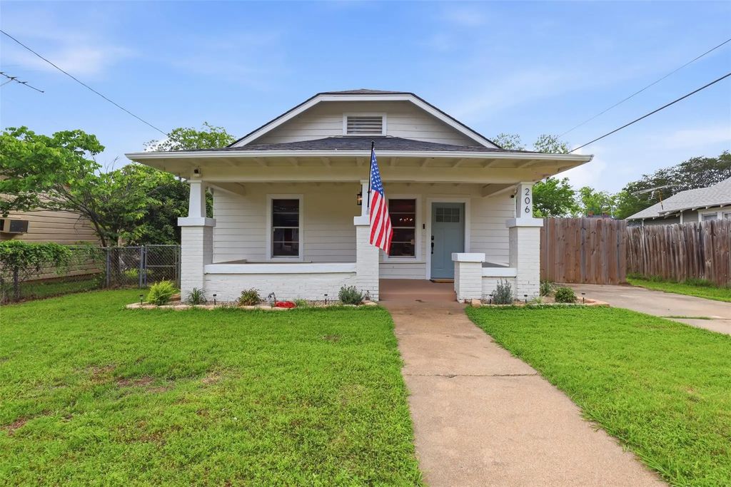 206 S Pendell Avenue, Cleburne