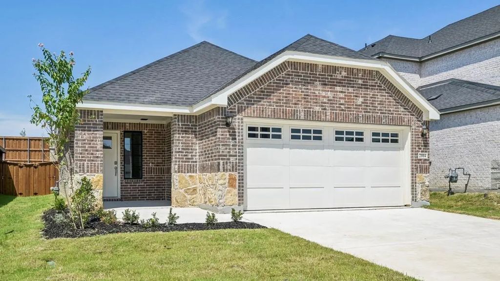 2004 Whispering Lane, Celina