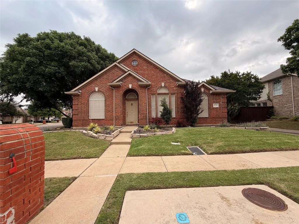 8640 Woodcreek Drive, Irving