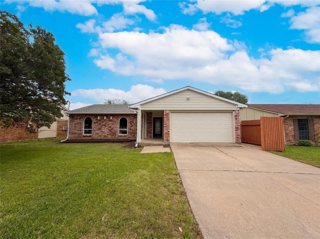 7444 Sandhurst Lane S, North Richland Hills