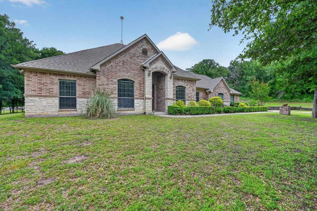 141 N Natural Spring Lane, Azle