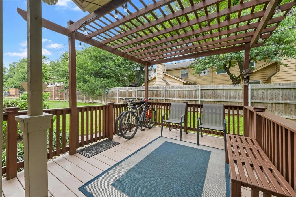 1463 Meadowood Village Drive, Fort Worth