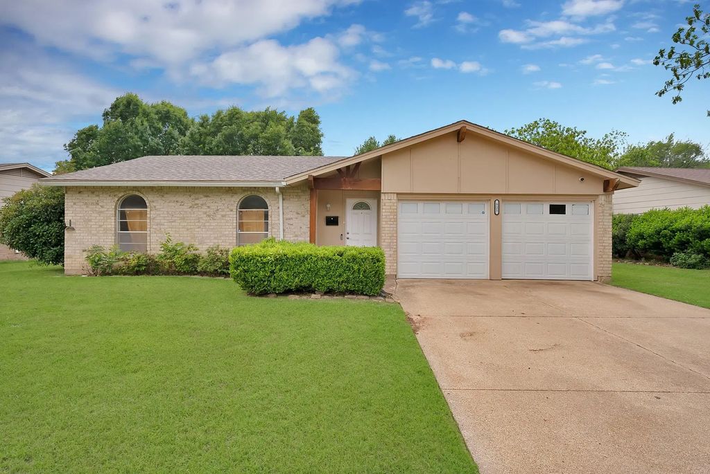 521 Ann Lois Lane, Burleson