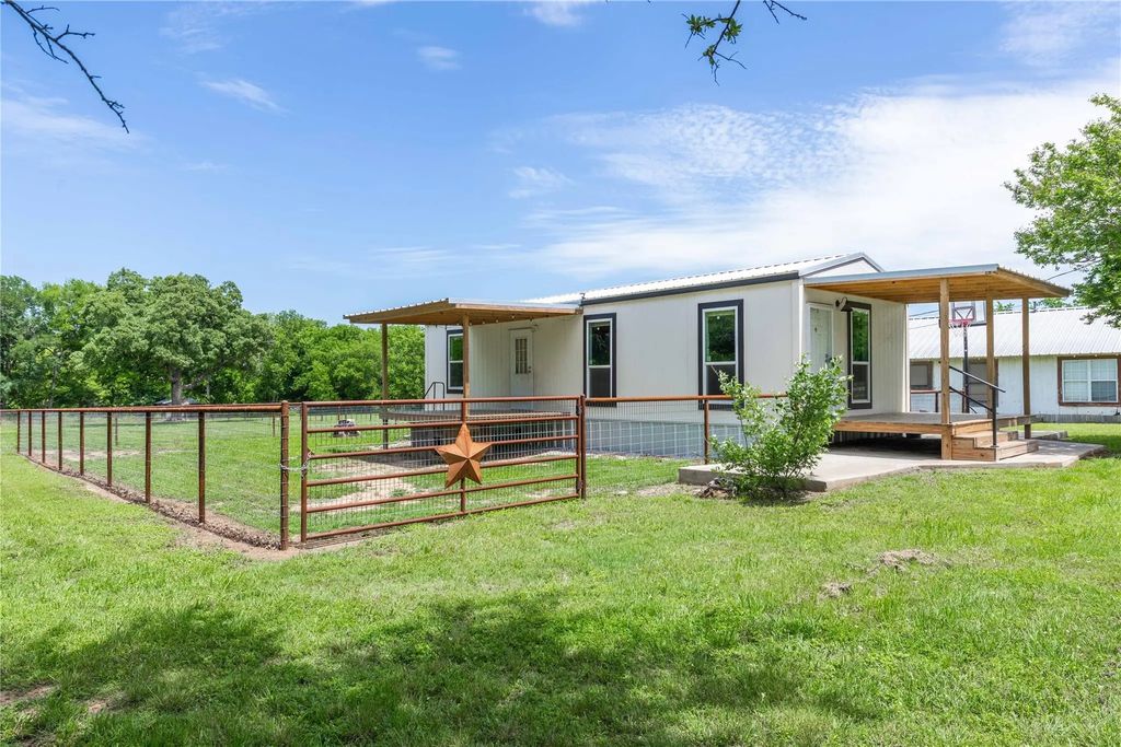 601 E Reynosa, De Leon