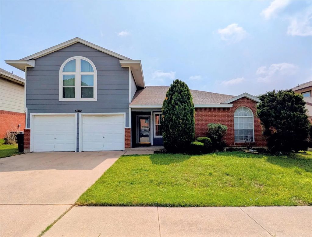 2819 Martsy Court, Arlington
