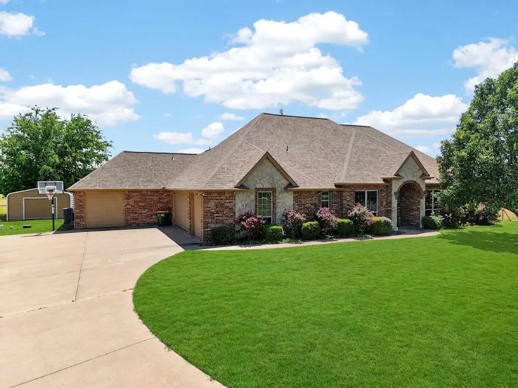 1035 Highland Road, Cleburne
