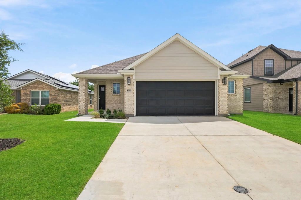 8009 Charlestown Lane, Fort Worth