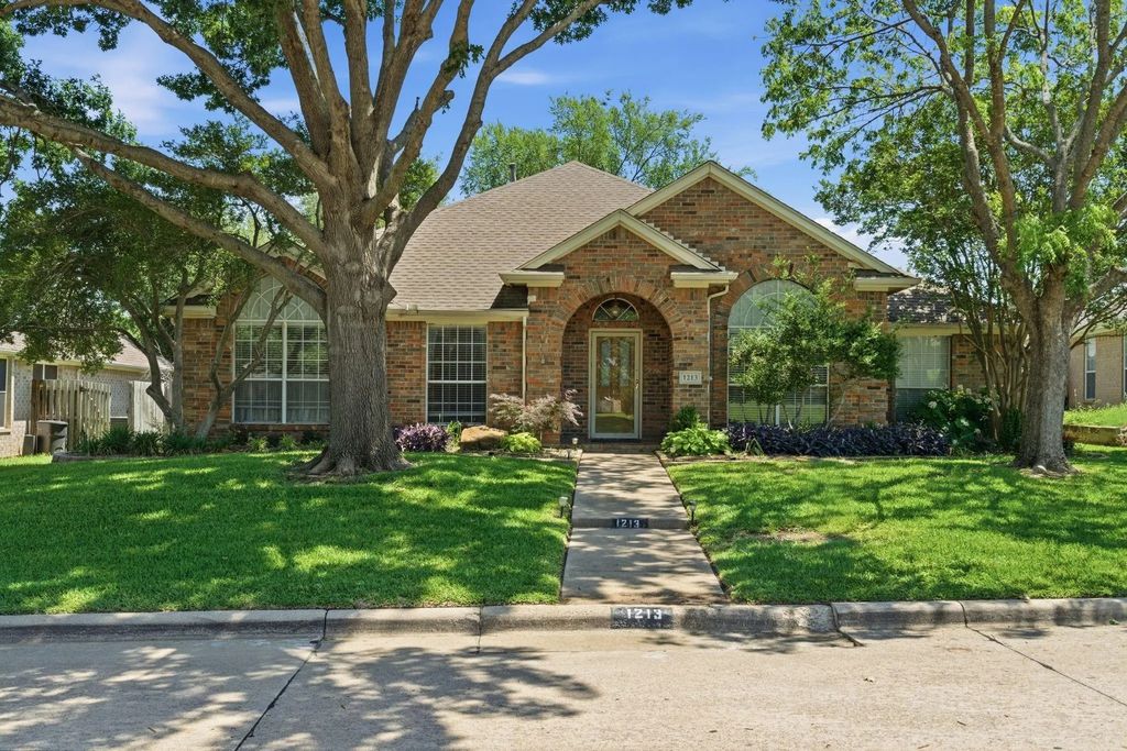 1213 Holly Hill Drive, Grand Prairie