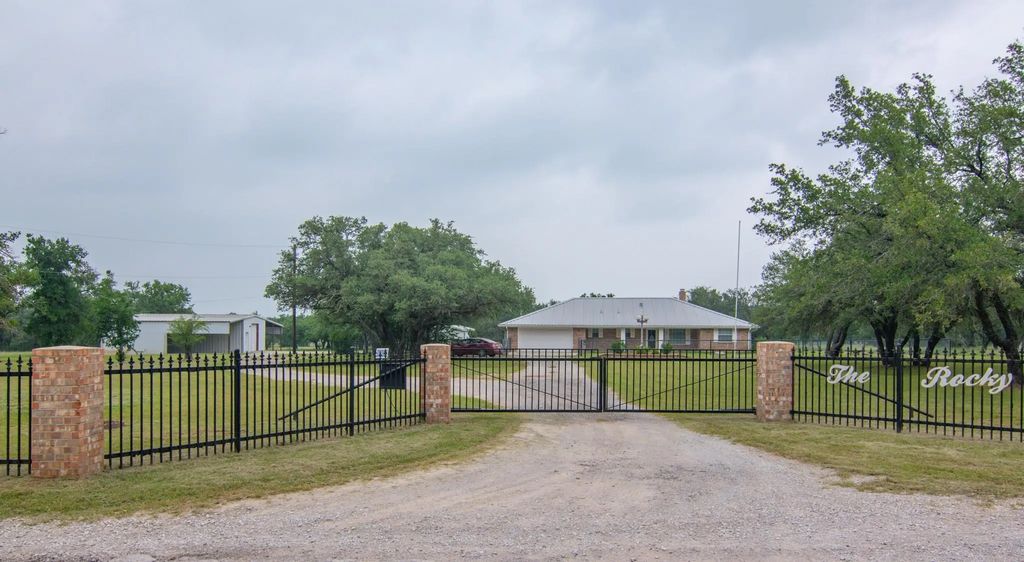 125 Circle P Heights Road, Brownwood