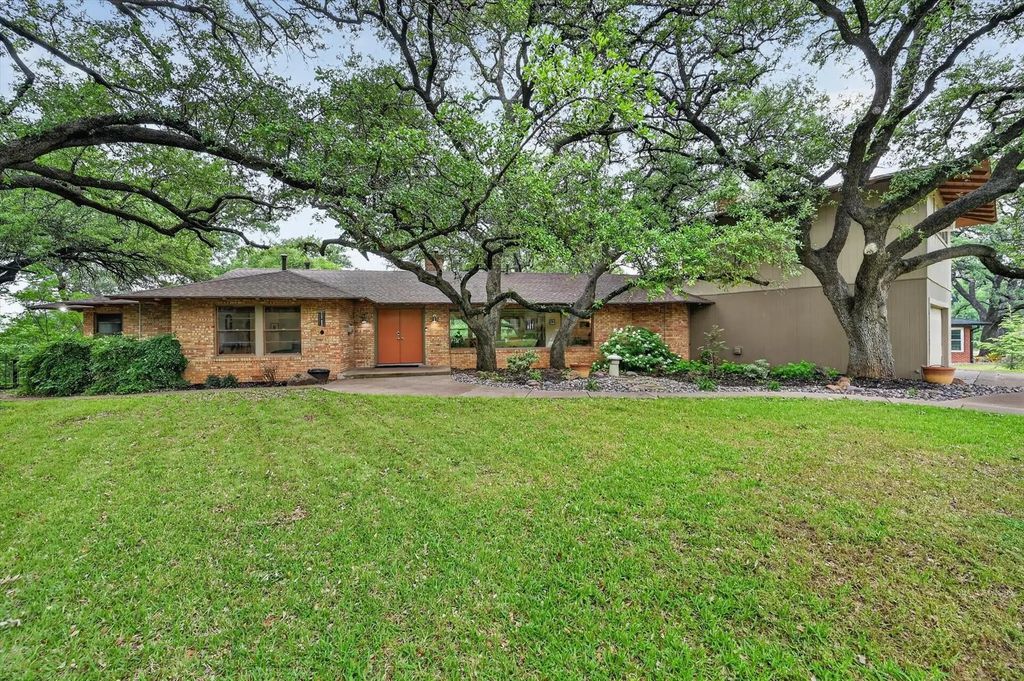 2039 W Lotus Avenue, Fort Worth