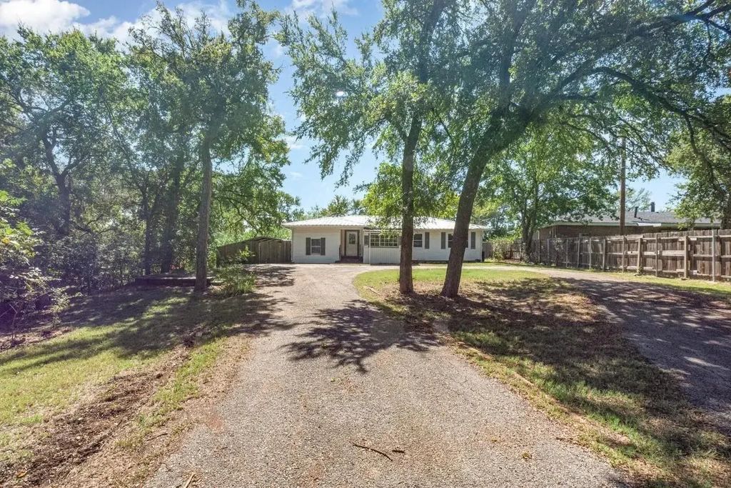 502 W Bells Boulevard, Bells