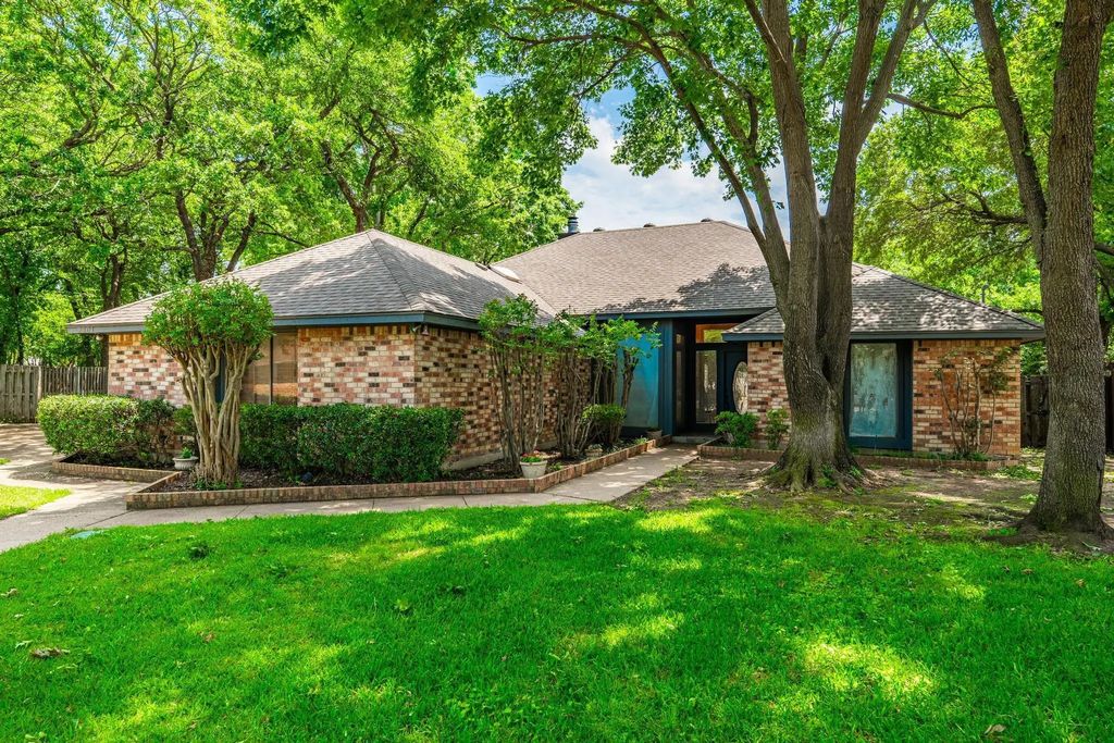 2401 Oak Shadow Court, Arlington