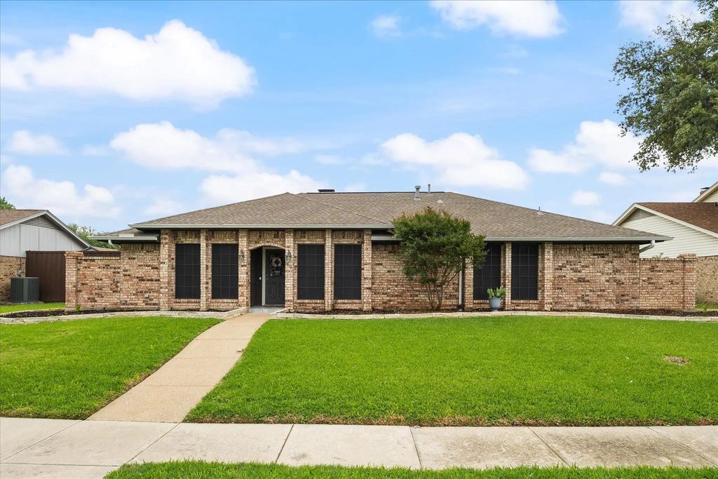 1910 Vista Oaks Drive, Carrollton