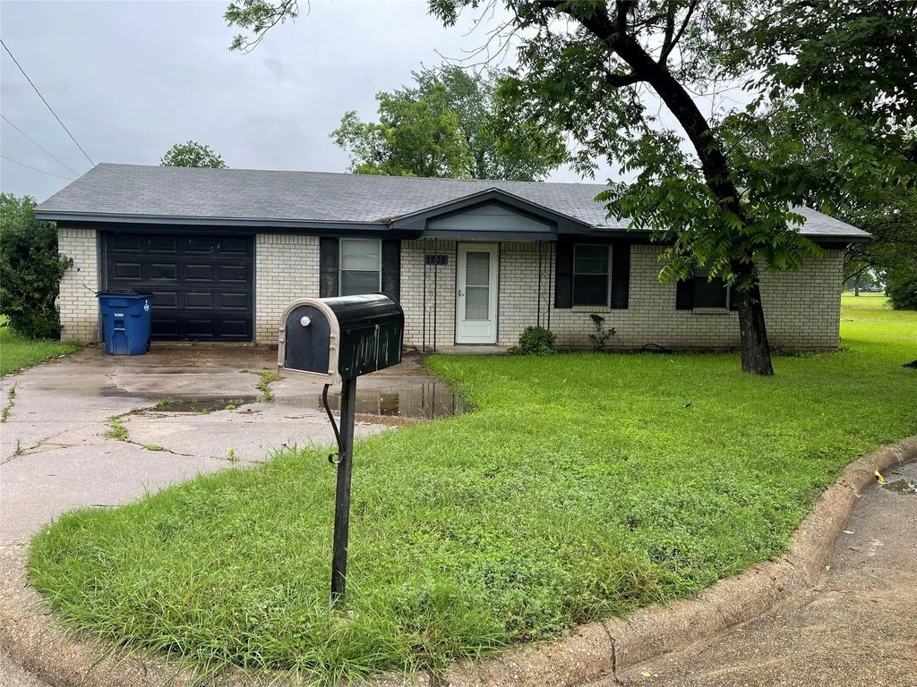 1208 Winkler Street, Ennis