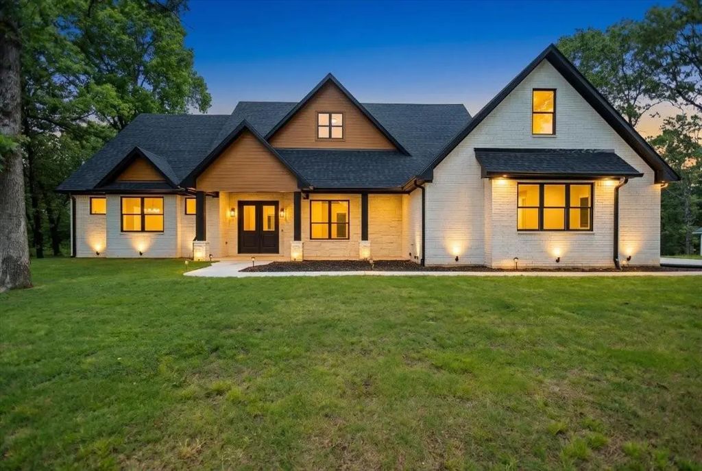 543 County Road 6305, Mineola